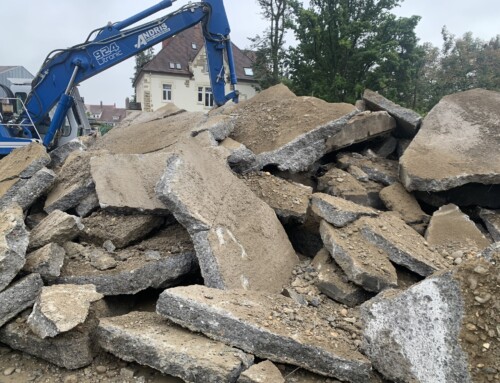 Der Abbruch der Bodenplatte hat begonnen