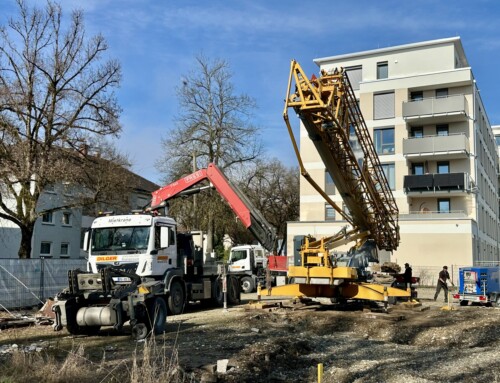 Baubeginn – der Kran ist da und die Rohbauarbeiten beginnen