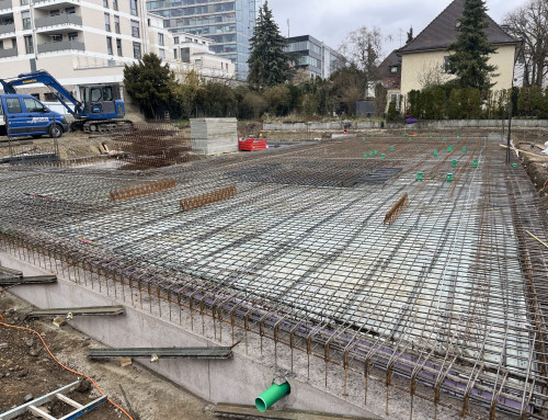 Erster Bereich der Bodenplatte wird vorbereitet und betoniert